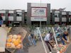 उत्साह की जगह दुःख प्रकट कर फेकी मिठाई