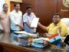 सड़क संबंधी विभिन्न मुद्दों को लेकर जिलाधिकारी को दावा पत्र