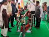दिव्यांगो के बीच आवश्यक सामग्री का वितरण 