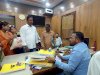 पार्षदो ने पैड़ और मोहर नगरपालिका अधिकारी को शौपे  