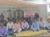 भूमि गवां चुके लोग हक के लिए धरने पर बैठे 