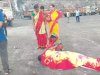 एक ट्रक चालक की दूसरे ट्रक के कुचलने से हुई मौत 