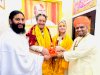 एलन मस्क के पिता एरल मस्क ने किए हनुमानगढ़ी के दर्शन