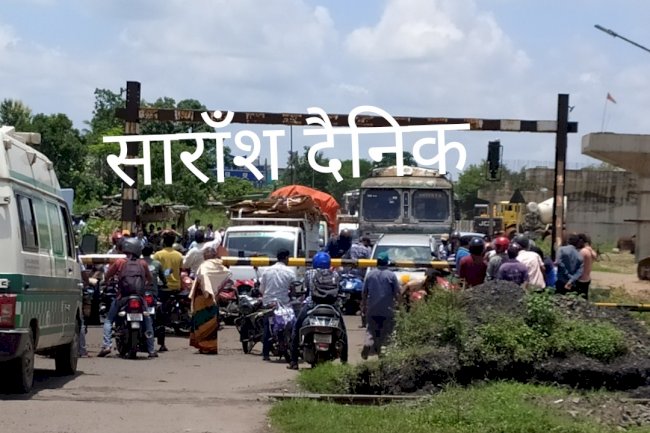 फाटक में घंटो अटकी रही एंबुलेंस 