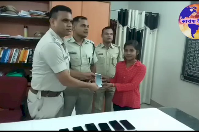 21 मोबाइल और एक चोरी की मोटरसाइकिल के साथ तीन गिरफ्तार 