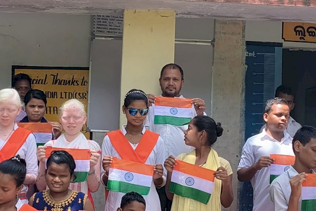 दृष्टिहीन बच्चों के बीच तिरंगा बितरण 