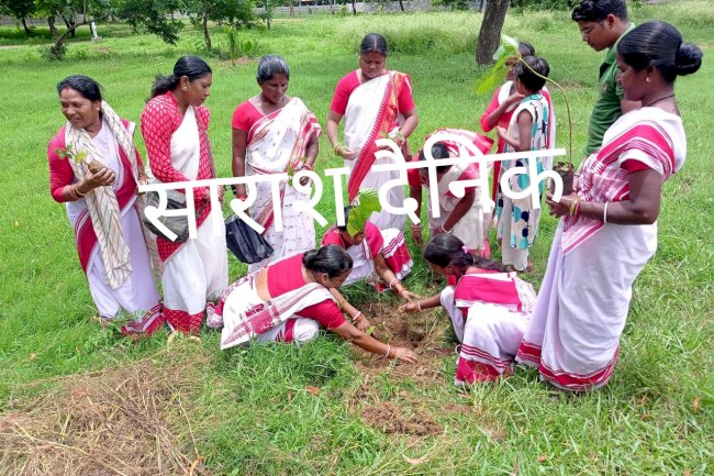 विश्व आदिवासी दिवस के उपलक्ष्य में बृक्षा रोपण किया गया