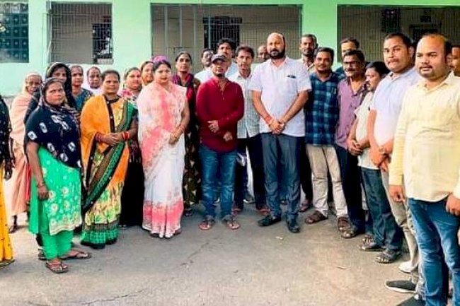 सड़क की समस्या को लेकर उपजिलापाल के पास गए लोग