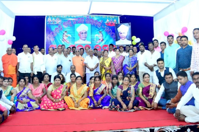 सन् 2000 शैक्षणिक वर्ष के छात्रों द्वारा गुरुपूजन
