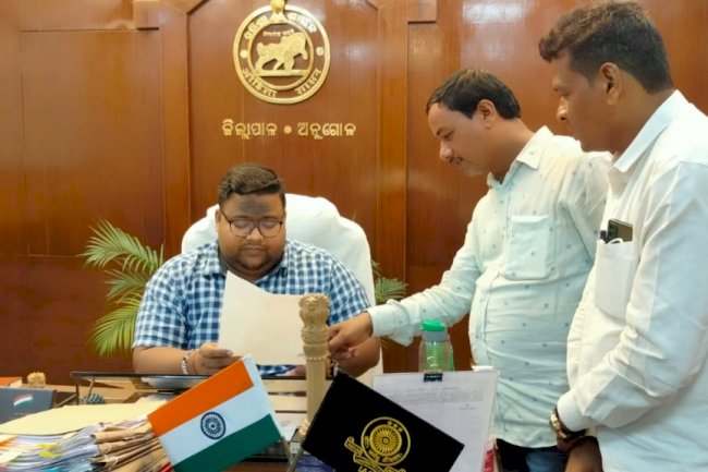 गाँव की विभिन्न समस्याओं को लेकर सरपंच ने की जिलाधिकारी से मुलाकात 