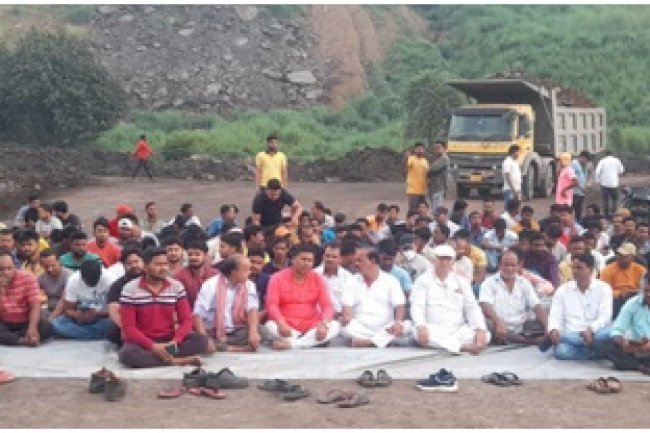 स्थानीय बेरोजगारो की नियुक्ति को लेकर धरना प्रदर्शन 