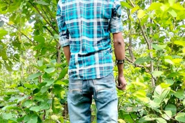 रास्ते के किनारे पेड़ में झूलता मिला युवक का शव 