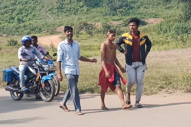 छात्राओं को छेड़ने की सजा सर मुंडवा कर गाँव में घुमाया 