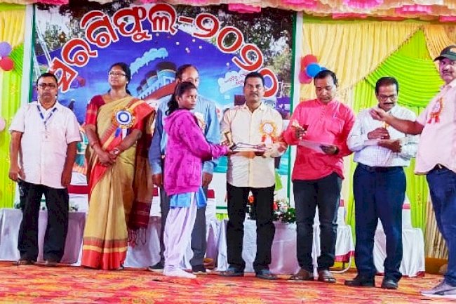 कंधाबेरिनी आश्रम स्कूल में सरगी  फूल कार्यक्रम