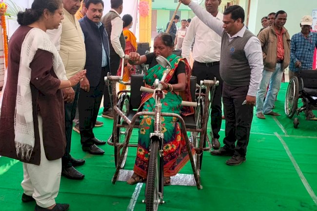 दिव्यांगो के बीच आवश्यक सामग्री का वितरण 