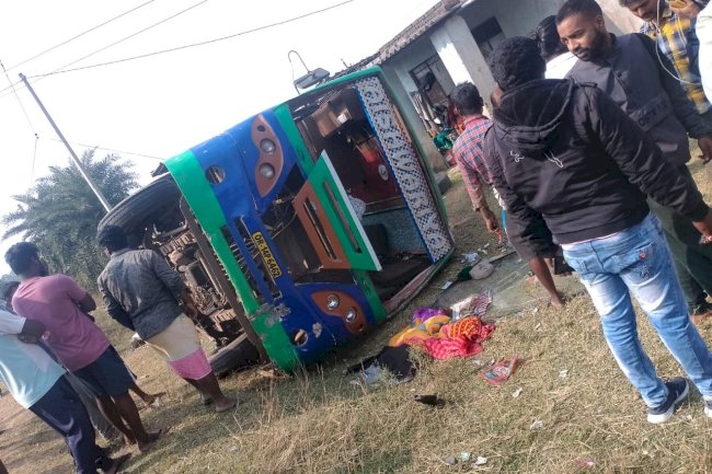 पीन टूटने से पलटी बस सभी यात्री सुरक्षित