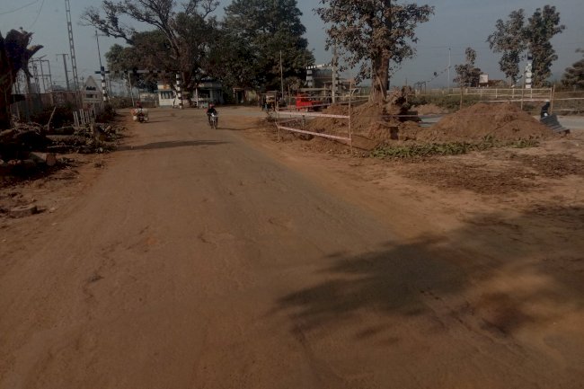 बढ़ने लगी फ्लाईओवर निर्माण कार्य के साथ दुकानदारो की धड़कन 