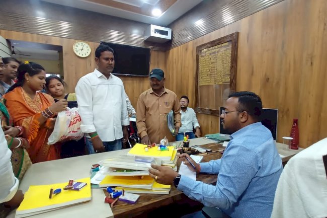 पार्षदो ने पैड़ और मोहर नगरपालिका अधिकारी को शौपे  