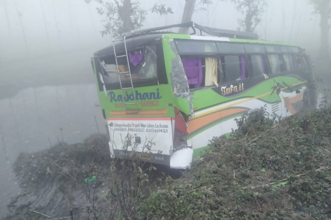 पर्यटक बस पलटने से दर्जनो यात्री घायल 