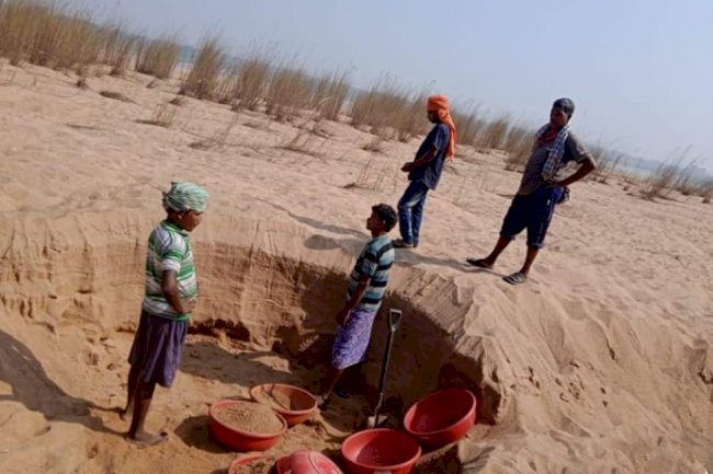 अवैद्य बालू खनन में सरपंच पति और देवर से खफा है ग्रामीण 