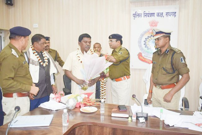 दो पुलिस कर्मियों को ससम्मान दी गई विदाई 