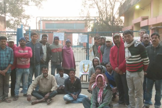 वादाखिलाफी से नाराज मजदूरों ने पंपहाउस में जड़ा ताला 