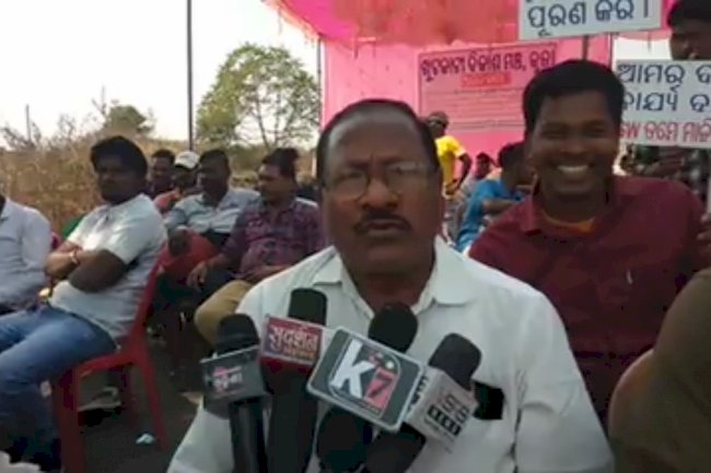 नये सिमेंट प्लंट में नियुक्ति न देने पर धरने पर बैठे लोग