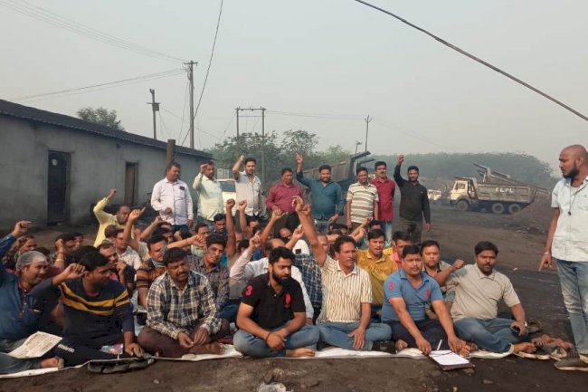 कोयला ढुलाई करने वाले वाहन स्वामीयों ने दिया धरना 