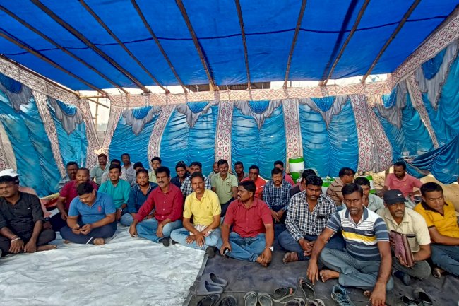 बकाया भाड़े के भुगतान के लिए वाहन स्वामीयों ने दिया धरना