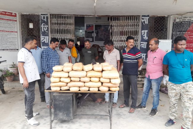 बैरिकेट तोड़कर भाग रहा तस्कर गिरफ्तार 