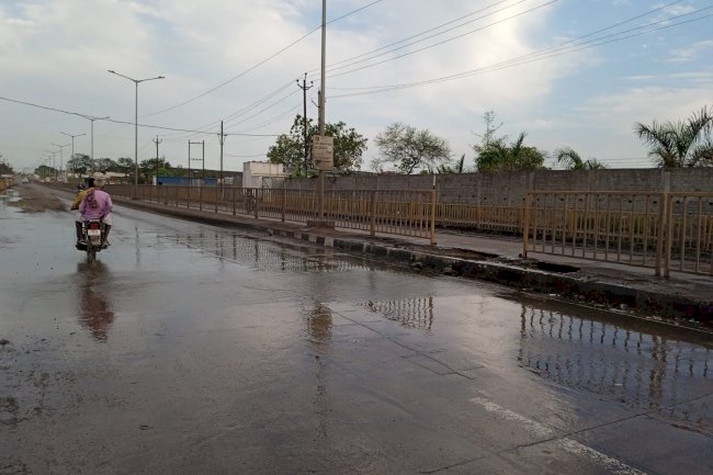 सड़क पर बिखरती स्वच्छ जल को रोकने की मांग