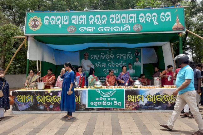 पूरी के श्रीमंदिर का प्रसाद टोंको तोराणी राउरकेला में महीने भर बांटा जा रहा है 