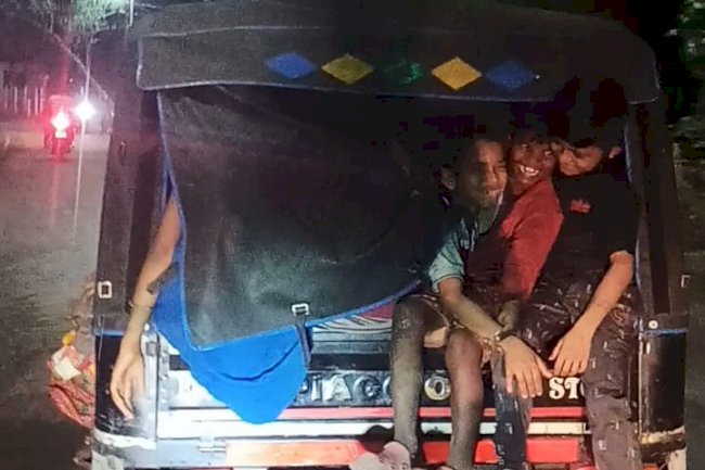 आटो रिक्शा में भेड़ बकरियाँ की तरह ठूंसे जा रहे है बच्चे 