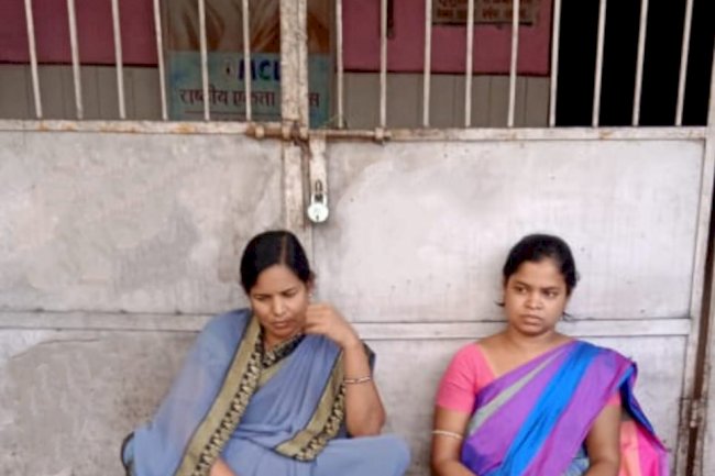 अपनी मांग को लेकर दो महिलाओं ने कार्यालय में जडा़ ताला 