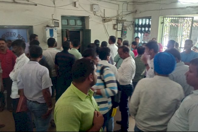 तहसील कार्यालय में अव्यवस्था से परेशान लोग
