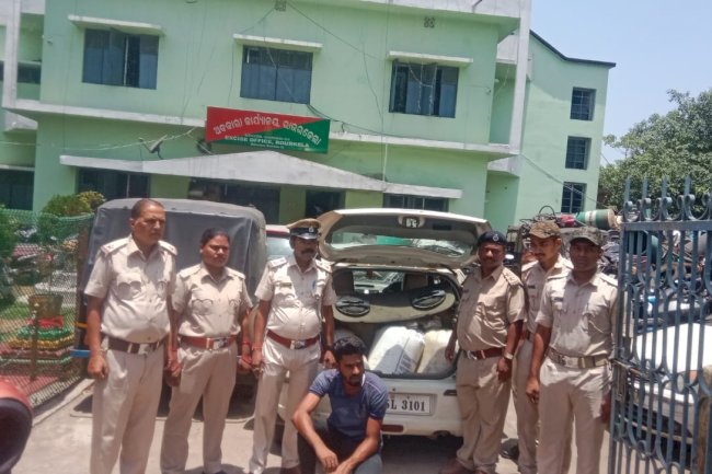 500 लीटर शराब के साथ अभियुक्त गिरफ्तार कार जब्त 