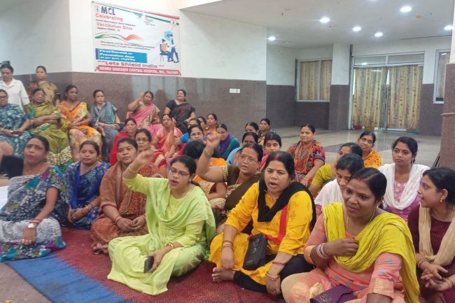 8 सूत्री मांगो को लेकर हड़ताल में नर्स 