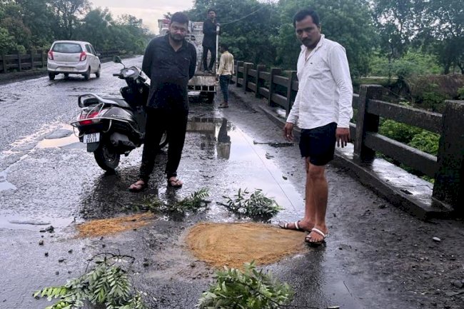 स्थानीय युवको ने किया राजमार्ग का मरम्मत 