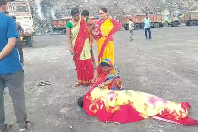 एक ट्रक चालक की दूसरे ट्रक के कुचलने से हुई मौत 