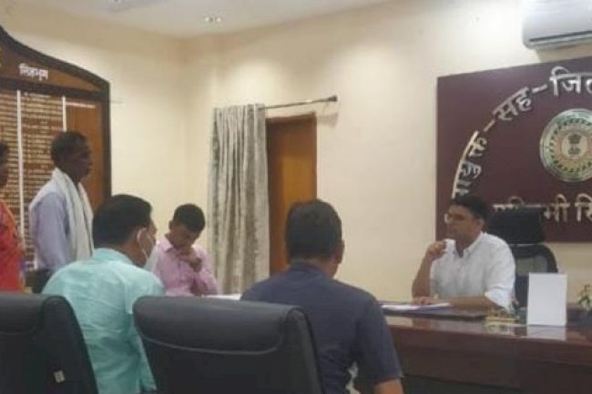 स्वर्गीय अमिता तिर्की के परिजनो ने जिला आयुक्त से की मुलाकात 