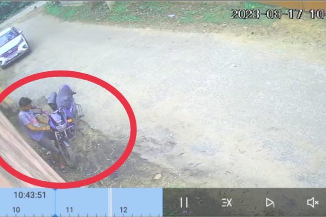 दरवाजे के आगे से मोटरसाइकिल उडा़ ले गए चोर 