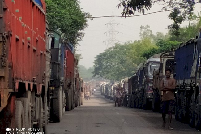 ट्रक पार्किंग स्थल में तब्दील होता राष्ट्रीय राजमार्ग 149