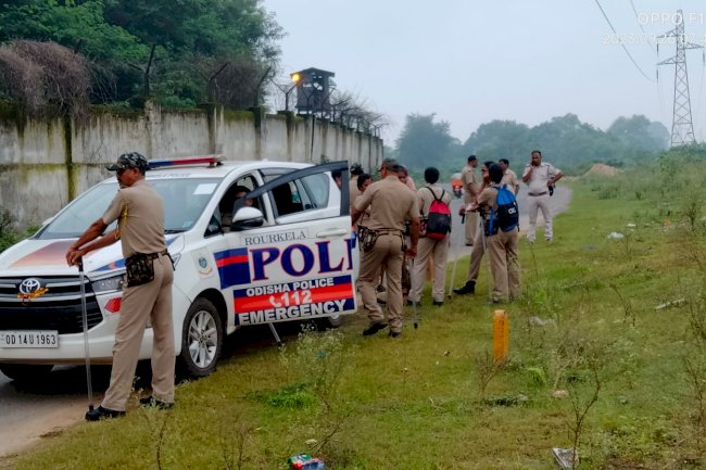 परित्यक्त सड़क के किनारे झाड़ियों के बीच मिला युवक का शव 