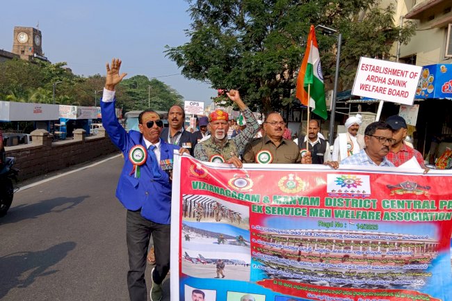 पेंशन बहाली एवं अन्य मागों को लेकर पूर्व अर्धसैनिकों का विरोध प्रदर्शन 