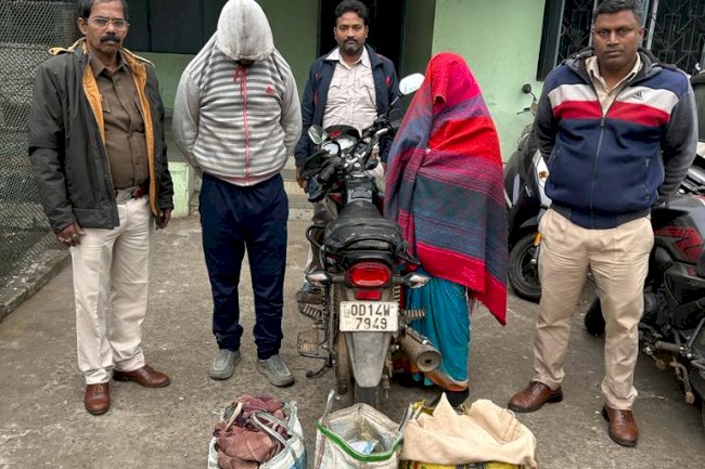देशी शराब के साथ महिला समेत दो आरोपी गिरफ्तार 