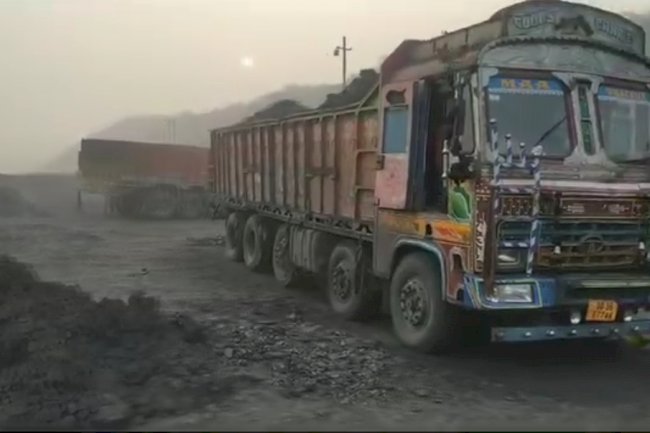कोयला चोरी करते दो ट्रक और एक लोडर जब्त 