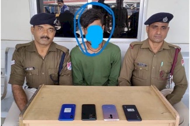 ट्रेन में मोबाइल टपाने वाले रंगे हाथों गिरफ्तार 