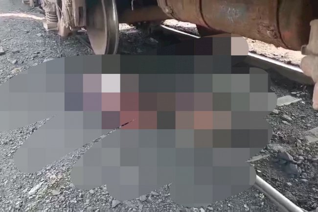 रेलपटरी पर दो हिस्से में बंटा मिला सुपरवाइज़र 