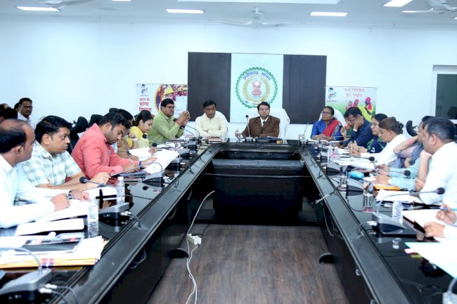 चुनाव को लेकर कलेक्टर ने ली अधिकारीयों की बैठक 