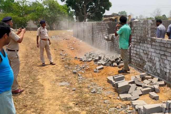 रेलवे प्रशासन द्वारा अवैद्य अतिक्रमण पर कार्यवाही 
